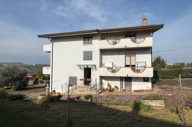 Casa singola con 2 appartamenti immersa nel verde