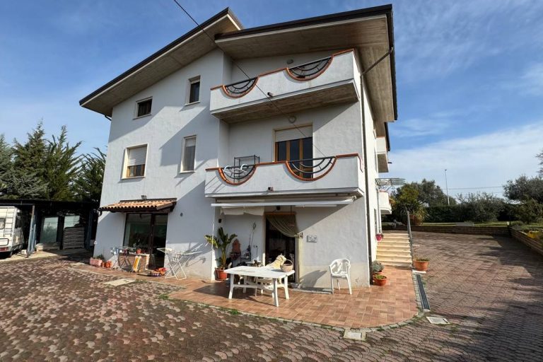 Casa singola con 2 appartamenti immersa nel verde - Immagine 2