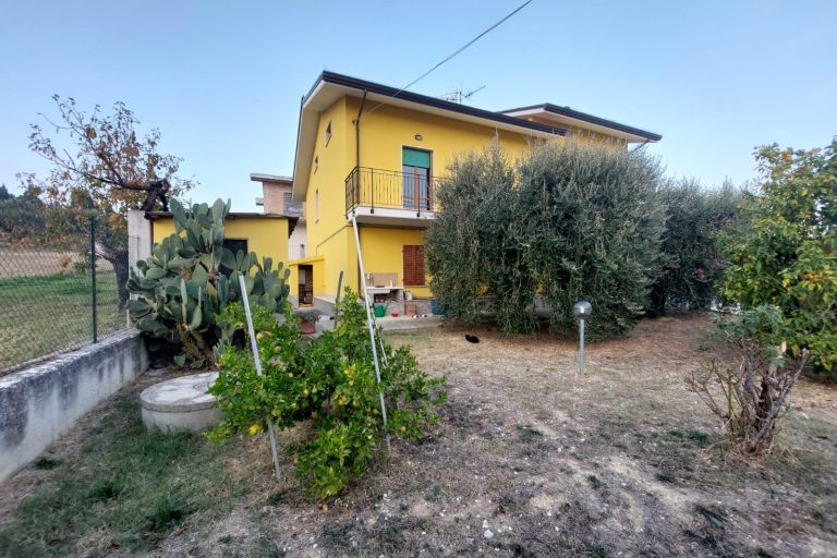 Casa singola rimessaggio e terreni - Immagine 2