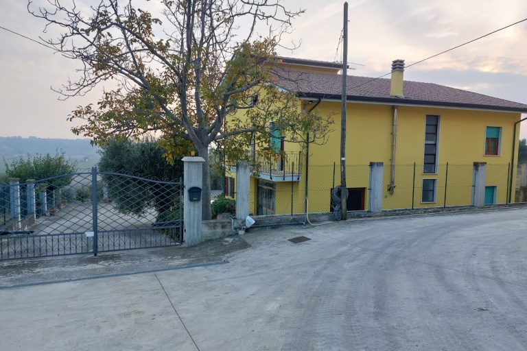 Casa singola rimessaggio e terreni - Immagine 3